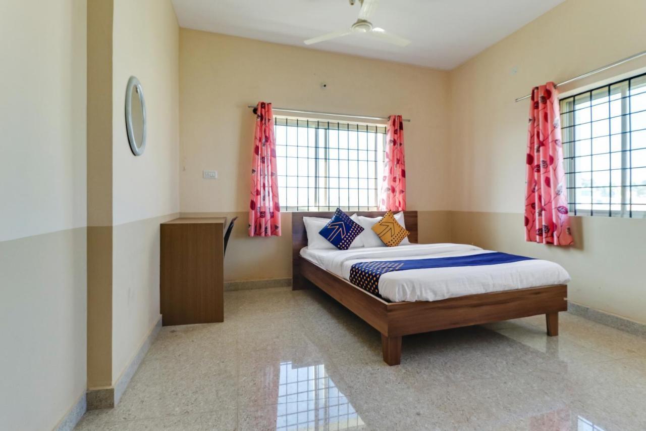 Spot On 76940 Sri Annapoorneshwari Residency Boarding & Lodging Hotell Hassan Eksteriør bilde